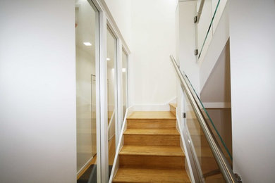 Diseño de escalera contemporánea con escalones de madera y contrahuellas de madera