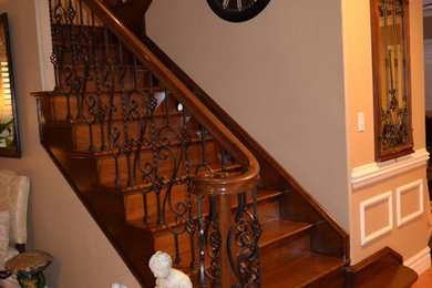 Diseño de escalera recta clásica de tamaño medio con escalones de madera, contrahuellas de madera y barandilla de madera