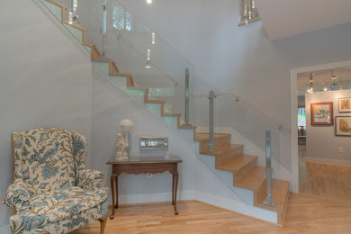 Foto de escalera curva minimalista de tamaño medio con escalones de madera y contrahuellas de madera