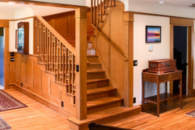 Foto de escalera de caracol de estilo americano de tamaño medio con escalones de madera, contrahuellas de madera y barandilla de madera
