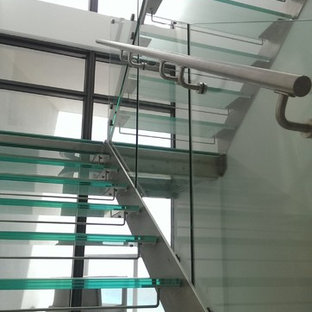 Idee per una scala a rampa dritta minimalista di medie dimensioni con pedata in vetro, nessuna alzata e parapetto in vetro