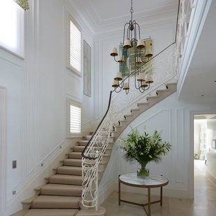 Inspiration pour un grand escalier courbe traditionnel avec des marches en moquette.