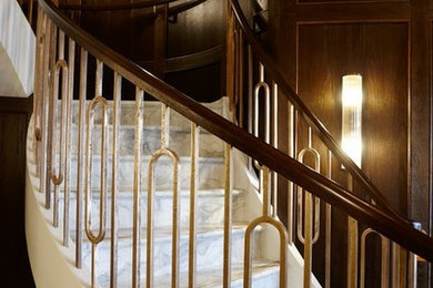 他の地域にあるお手頃価格の広いトラディショナルスタイルのおしゃれな階段の写真