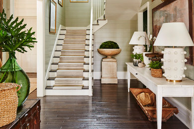 Idée de décoration pour un escalier marin en L avec des marches en moquette, des contremarches en moquette, un garde-corps en bois et éclairage.