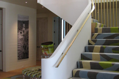 Inspiration för mellanstora moderna l-trappor, med heltäckningsmatta och sättsteg med heltäckningsmatta