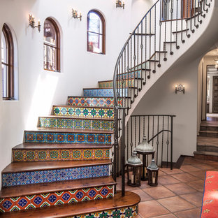 Gewendelte Mediterrane Holztreppe mit gefliesten Setzstufen und Stahlgeländer in Los Angeles