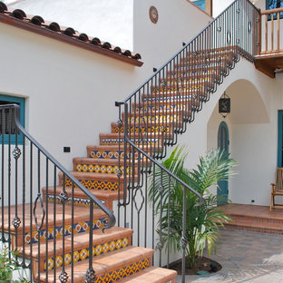 Mittelgroße Mediterrane Treppe mit gefliesten Setzstufen und gefliesten Treppenstufen in Santa Barbara