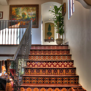 Idées déco pour un escalier sud-ouest américain avec des marches en bois, des contremarches en carrelage et un garde-corps en métal.