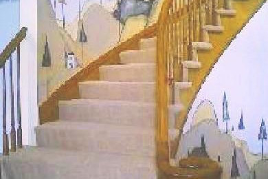 Diseño de escalera curva retro de tamaño medio con escalones enmoquetados