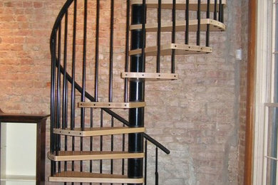 Diseño de escalera de caracol actual de tamaño medio sin contrahuella con escalones de madera pintada