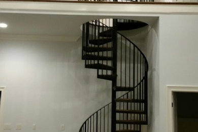 アトランタにあるトランジショナルスタイルのおしゃれな階段の写真