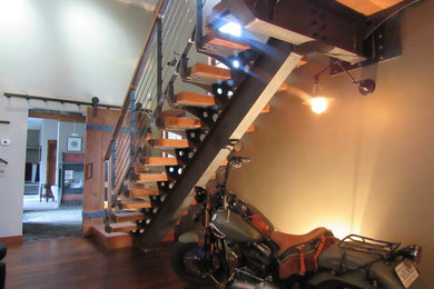 Imagen de escalera en L ecléctica con escalones de madera y contrahuellas de madera