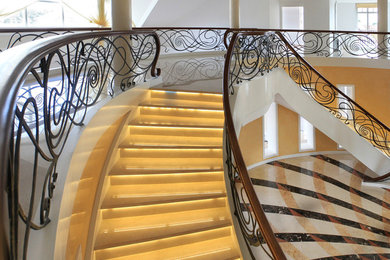 Idée de décoration pour un escalier tradition.