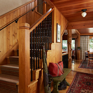 Urige Holztreppe in L-Form mit Holz-Setzstufen in Minneapolis