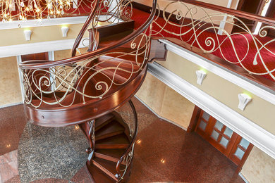 Diseño de escalera de caracol bohemia con escalones de madera y contrahuellas de madera