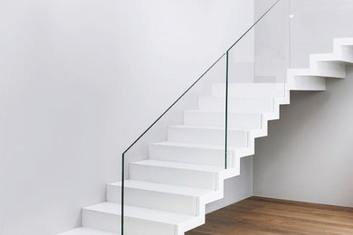 Imagen de escalera minimalista con escalones de madera pintada y contrahuellas de madera pintada