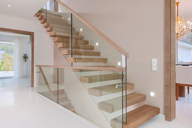 Foto de escalera suspendida minimalista con escalones de madera