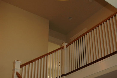 サクラメントにあるトラディショナルスタイルのおしゃれな階段の写真