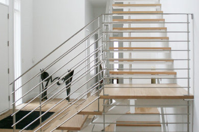 Staircase - mid-sized modern staircase idea in Chicago