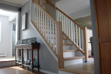Modelo de escalera en U actual grande con escalones de madera y contrahuellas de madera pintada