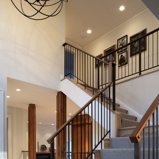 Imagen de escalera en L, de estilo americano, de tamaño medio, con escalones de madera, contrahuellas de madera y barandilla de varios materiales