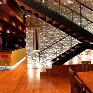 Mittelgroße Retro Holztreppe in L-Form mit offenen Setzstufen in New York