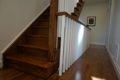 Ejemplo de escalera moderna con escalones de madera