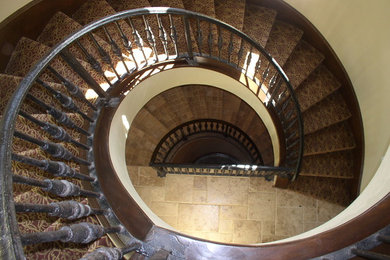 Diseño de escalera curva tradicional de tamaño medio con escalones enmoquetados y contrahuellas enmoquetadas