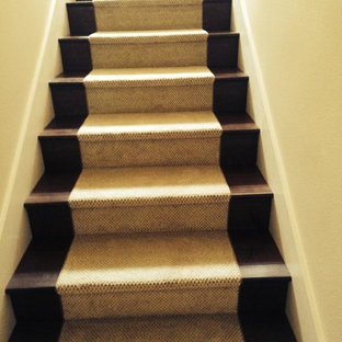Imagen de escalera recta, tradicional, pequeña, con escalones enmoquetados y contrahuellas de madera pintada