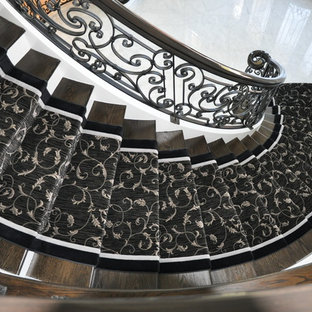 Modelo de escalera curva, tradicional renovada, grande, con escalones de madera y contrahuellas de madera