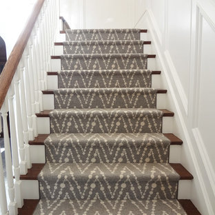 Gerade, Mittelgroße Klassische Treppe mit Teppich-Treppenstufen und Teppich-Setzstufen in Boston