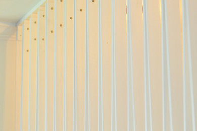 ワシントンD.C.にあるお手頃価格の小さなコンテンポラリースタイルのおしゃれな直階段 (木の蹴込み板、木材の手すり) の写真