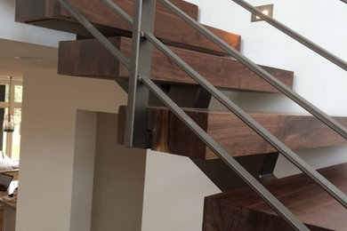 Modelo de escalera suspendida actual de tamaño medio con escalones de madera y contrahuellas de madera