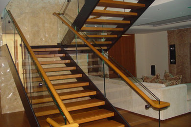 Mittelgroße Moderne Holztreppe in U-Form mit offenen Setzstufen in Orange County