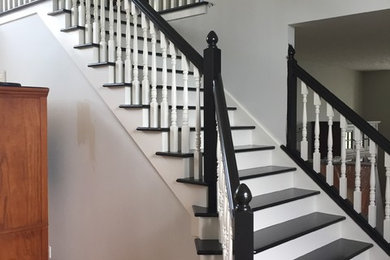 コロンバスにあるヴィクトリアン調のおしゃれな階段の写真