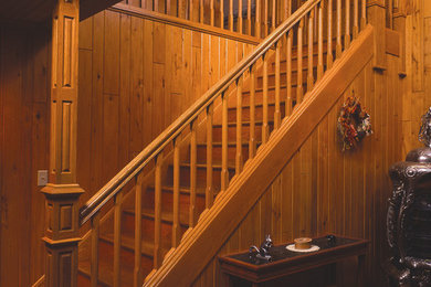 ミネアポリスにある高級な中くらいなトラディショナルスタイルのおしゃれな直階段 (木の蹴込み板、木材の手すり) の写真