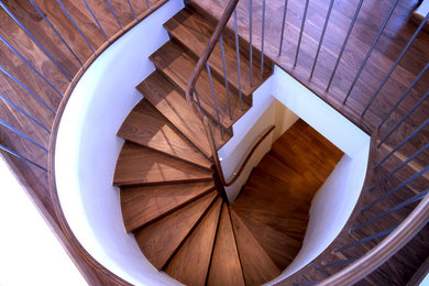 Пример оригинального дизайна: маленькая изогнутая деревянная лестница в современном стиле с деревянными ступенями для на участке и в саду