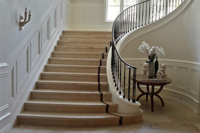 Imagen de escalera curva extra grande con escalones con baldosas y contrahuellas con baldosas y/o azulejos