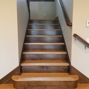 Foto de escalera en U, de estilo americano, de tamaño medio, con escalones de madera, contrahuellas de madera y barandilla de varios materiales