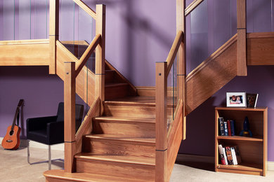 Imagen de escalera en L minimalista de tamaño medio con contrahuellas de madera y escalones de madera