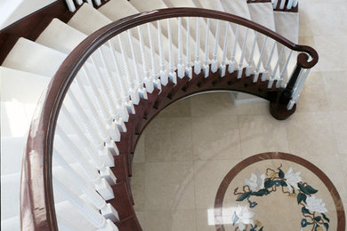 Diseño de escalera curva tradicional grande con escalones de madera
