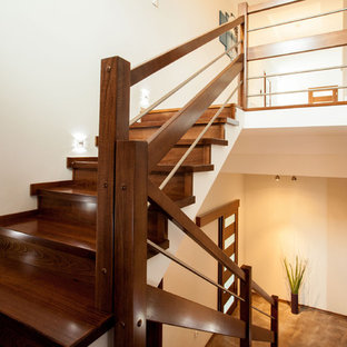 Diseño de escalera de caracol, minimalista, grande, con contrahuellas de madera y escalones de madera