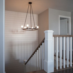 Foto di un'ampia scala a "L" stile americano con pedata in legno e alzata in legno verniciato