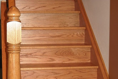 Ejemplo de escalera tradicional renovada con escalones de madera, contrahuellas de madera y barandilla de varios materiales