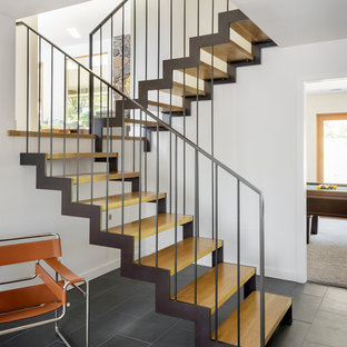 Mittelgroße Moderne Holztreppe in U-Form mit Metall-Setzstufen und Stahlgeländer in Portland