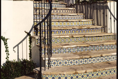 ロサンゼルスにある地中海スタイルのおしゃれな階段の写真