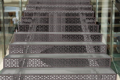 ニューヨークにあるモダンスタイルのおしゃれな階段の写真