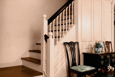 Imagen de escalera recta grande con escalones de madera pintada