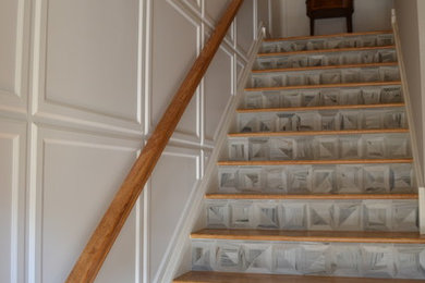 Imagen de escalera en L clásica renovada de tamaño medio con escalones de madera, contrahuellas de mármol y barandilla de madera