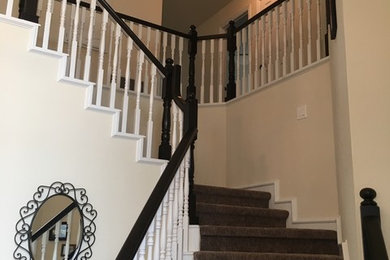 ダラスにある中くらいなトラディショナルスタイルのおしゃれな階段 (木材の手すり、フローリングの蹴込み板) の写真